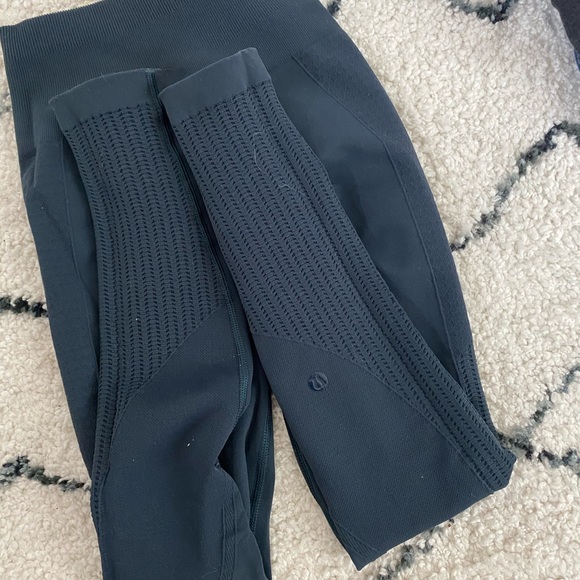 2 pairs of Seamless Lululemon leggings - Picture 2 of 4